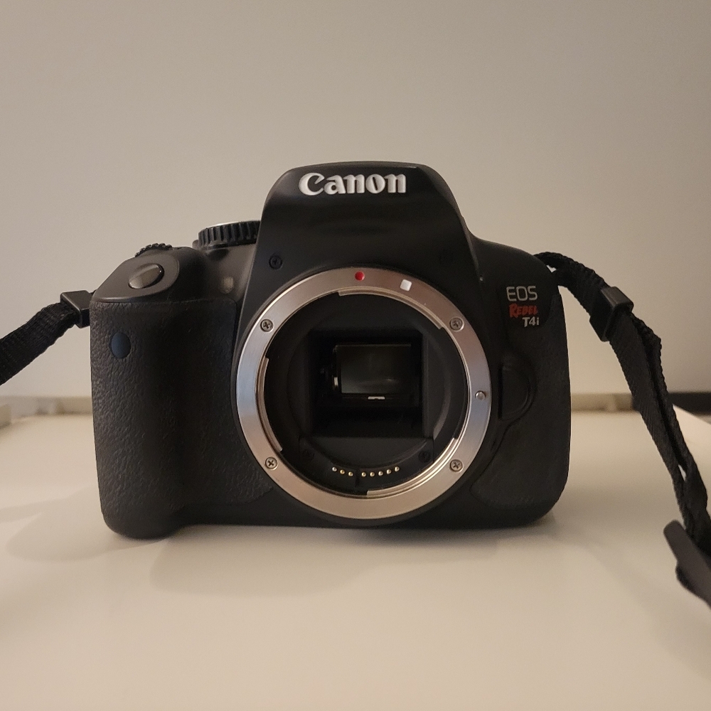 Canon EOS Rebel T4i 18.0 MP DSLR Camera (BODY ONLY) w/Lowepro Cam Bag